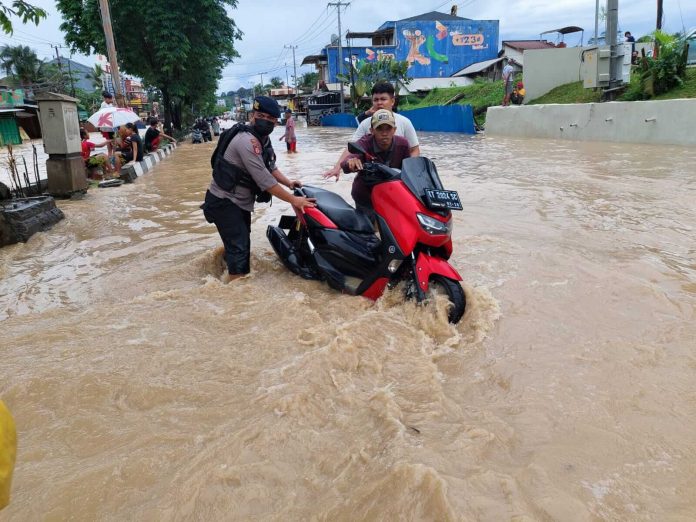 Sigap Dalam Bencana Banjir, Polresta Samarinda Dirikan Tenda/Pos Pantau di Wilayah Rawan Banjir
